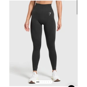 Svarta leggings från Gymshark - Snygga och bekväma svarta leggings från Gymshark. De är högmidjade och har en tight passform som framhäver figuren. 
