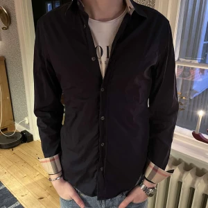 Burberry skjorta - Schysst Navy Burberry skjort i storlek S. Fint skick och givetvis äkta till ett rimligt pris!