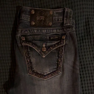  jeans från Miss Me - Snygga jeans från Miss me i bra skick💕 Jeansen är bootcut och är i storlek 30 Innerbenslängd: 78 midja rakt över: 42. Skriv innan ni trycker på köp nu, priset kan diskuteras💕