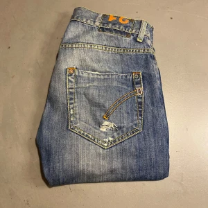 Dondup george - Säljer ett par blå jeans med coola slitna detaljer. Dondup George storlek 33 passar mig som är 181. kom med förslag