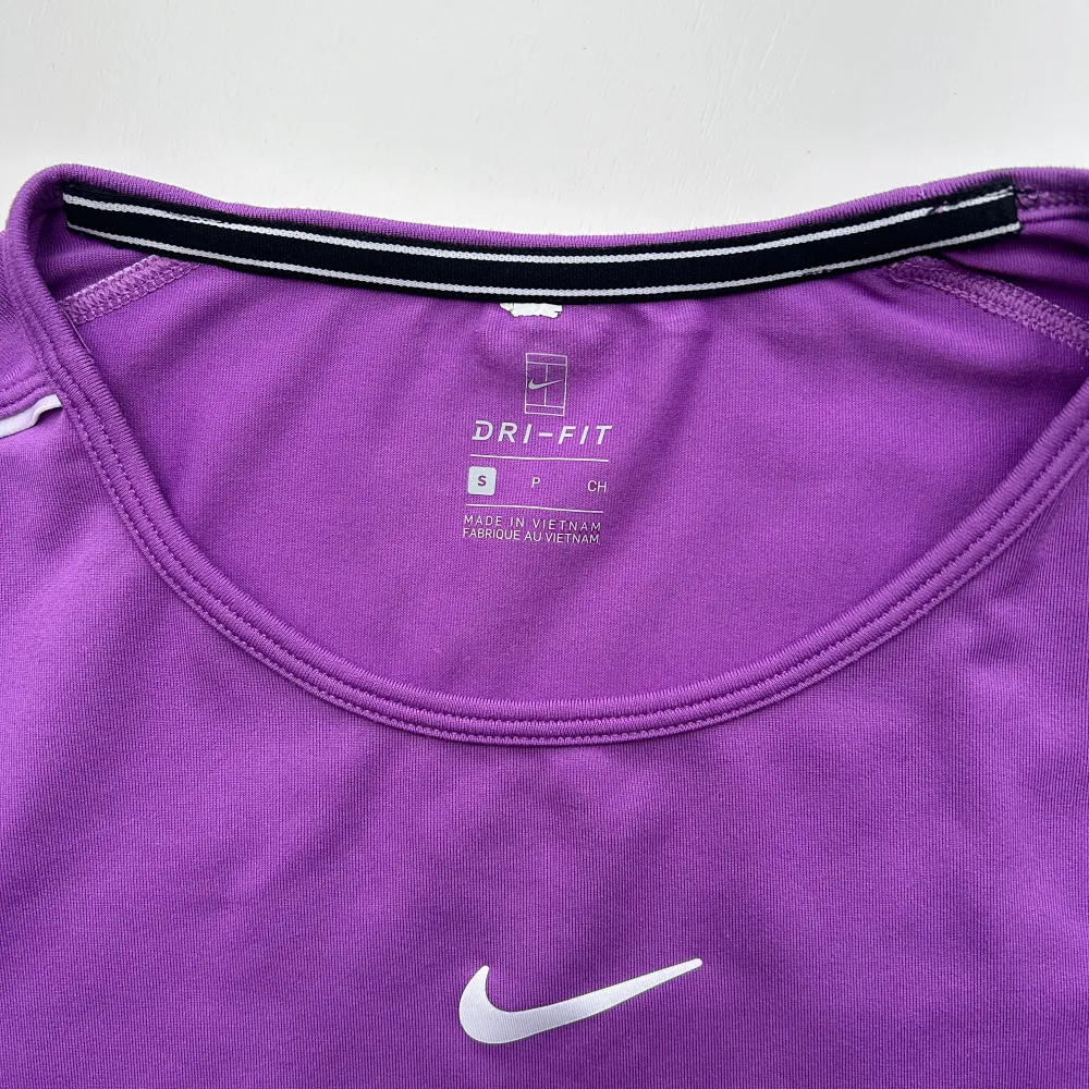 Säljer min fina Nike träningströja i ett mjukt material och som har trekvartslånga ärmar. Perfekt till skolidrotten eller annan typ av träning. Mycket fint skick, inga fläckar!. Sportswear.