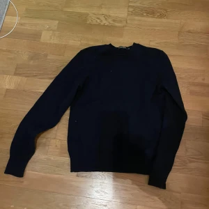 Stickad tröja J. Lindeberg - Storlek medium men har krympt i tvätten så den är nu s/xs. Inget fel på den annars.