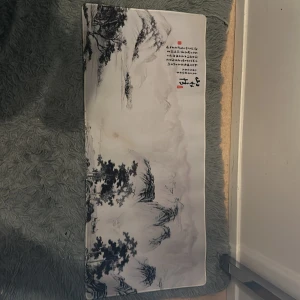 Musmatta - Stor musmatta 90x40, fläck i mitten nedre av musmattan som går bort med tvättning av diskmedel och vatten.