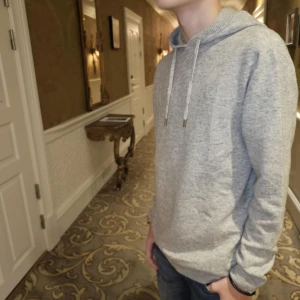 Grå  100% Kashmir hoodie  - Säljer en stilren grå hoodie i 100% Kashmir som inte är öppnad. Passar till det mesta och är superbekväm! Först till kvarn! Den är lite stor i storleken