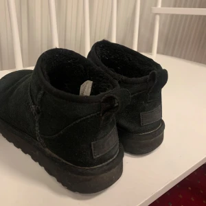 Svarta uggs🖤🖤 - Skriv till mig innan ni trycker på köp!!Säljer ett par svarta uggs ( äkta). Perfekta för kyligare väder.Dom är perfekta för vinter å vår.Bilderna är precis nytagna efter jag använt dem,ska tvätta dom! Dom är små i storlek spp på skulle säga dem passar även 36! skriv om ni vill ha fler bilder,våga höra av er om ni har frågor osv!! ❤️❤️