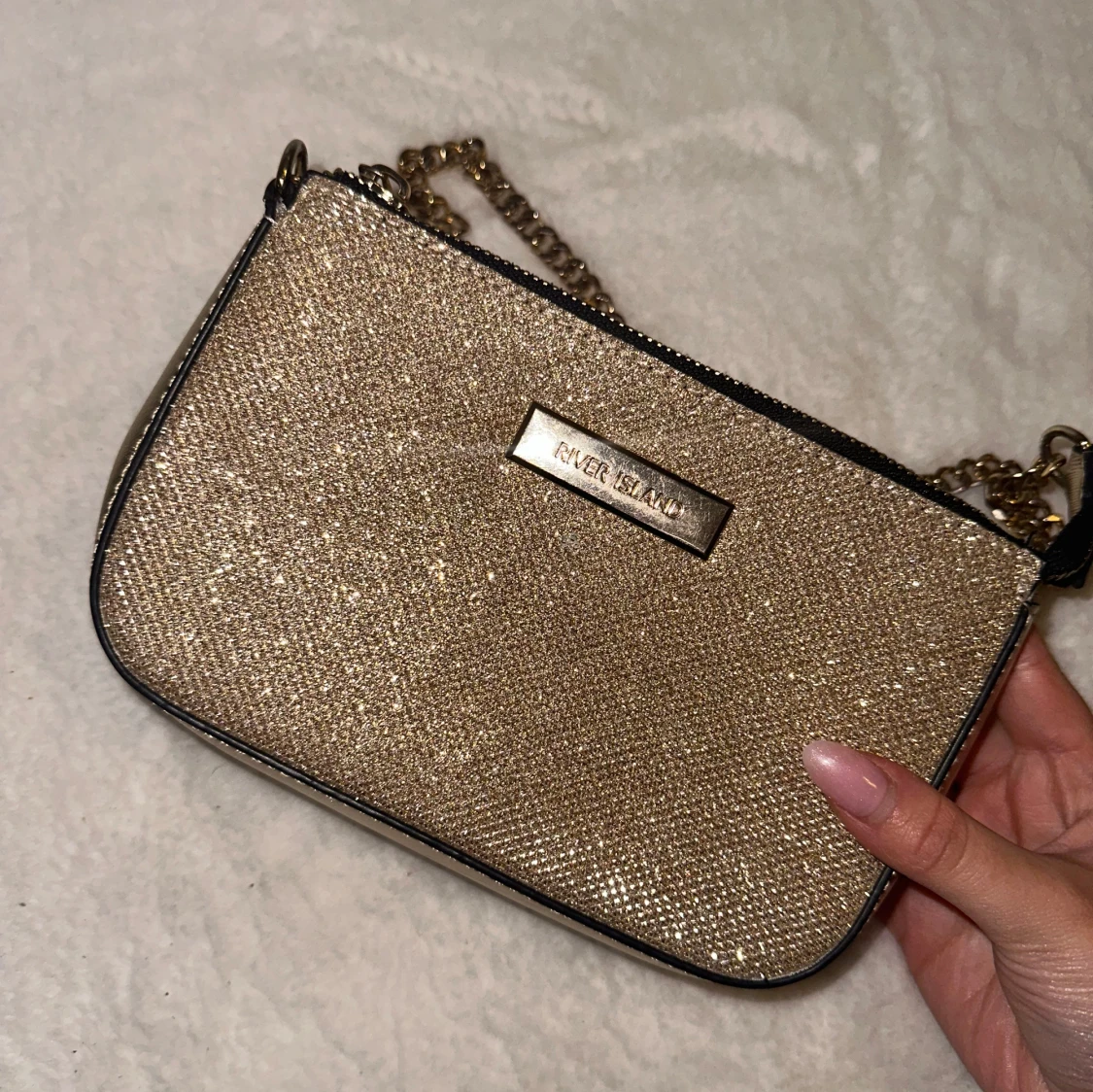 Glittrig axelväska från River Island  - 91