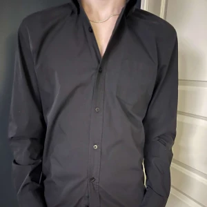 Skjorta  - En skjorta från kappahl. Modellen är 184cm och 72 kg. Skriv vid minsta fundering. Mvh Lysekilsgarderoben.