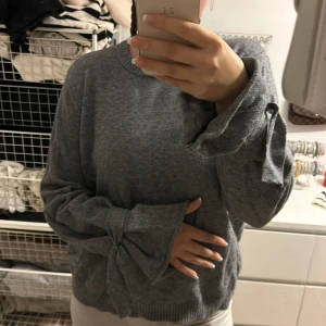Grå tröja med knytband - Mysig grå tröja med fina detaljer 💕
