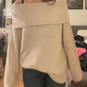 Beige offshoulder tröja från H&M - Säljer en mysig beige offshoulder tröja från H&M. Tröjan är stickad och har långa ärmar, perfekt för kyligare dagar. Den har en avslappnad passform och är superbekväm att bära. Storlek M.