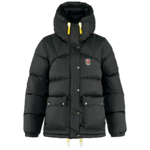 Svart dunjacka från Fjällräven - Snygg svart dunjacka från Fjällräven med huva och gula detaljer. Jackan har en klassisk pufferdesign med knappar och dragkedja framtill samt praktiska fickor. Perfekt för kalla dagar.