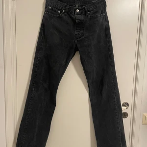 Hope rush svart - Snygga svarta jeans från Hope med en klassisk femficksdesign. De har en rak passform och är tillverkade i slitstarkt denim. Perfekta för en stilren look. Använda sparsamt med lite slit vid hälen