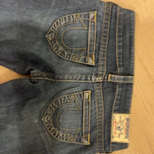 True religon jeans - 86 cm ben innerlängd  37 cm midja 17 cm rise(lågmidjade) storlek 26(enligt etiketten) Har Inga bilder på då de är för små. De är omsydda till bootcut.