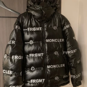 Moncler X Fragment - Säljes pga fel storlek. I nyskick. Prutad och klar 3500:- Storlek 3