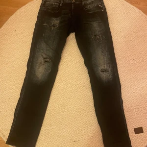 Svarta/Mörkblå replay jeans - Säljer dessa goa anbass jeans den replay i storlek 33