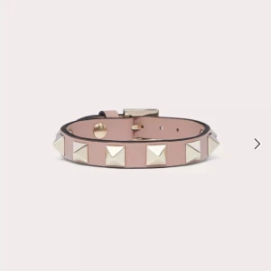 Valentino armband - Snyggt rosa armband från Valentino, rockstud. Allt OG medföljer och det är i mycket bra skick med inga till minimala tecken på användning!