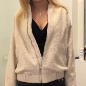 Beige/cream teddyjacka med dragkedja - Beige/Cream teddyjacka från hm i storlek xs!!.