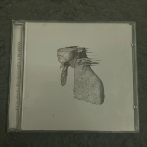 coldplay cd skiva - coldplay cd skiva i väldigt bra skick, alla låtar går att spela felfritt även fast den har några repor. 