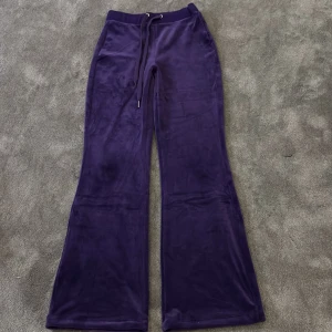 Mjukt skönt lilla velour sett - Lilla velour sett, knappt använt från Lindex. Byxor strl xs och hoodie strl S, säljs ihop för 150kr