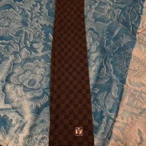 Louise Vuitton halsduk  - Hej, säljer min Louise Vuitton halsduk då den inte används och är så gott som ny utan några problem.