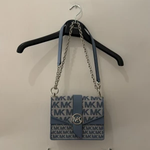 Michael Kors väska - Säljer min otroliga Michael kors väska som tyvärr aldrig kommit till användning, helt ny väska.