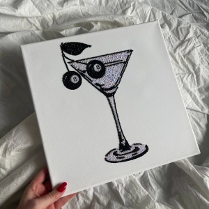 Glitter tavla✨ - Välj mellan: 	•	DIY-kit: 200 kr Innehåller allt du behöver – lim, vaxpenna, diamanter och en canvas med motiv – för att skapa ditt eget konstverk. 	•	Färdig tavla: 200 kr För dig som vill ha en färdigställd, glittrande tavla att direkt hänga upp. 📩 Skicka ett DM för att beställa! 💕 