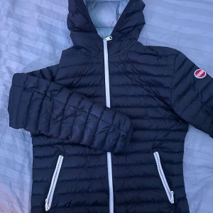 Colmar Jacka - Snygg svart Colmar jacka. Skick 10/10 inga defekter och väldigt sparsamt använd. Bara att fråga vid funderingar eller om du vill ha fler bilder!