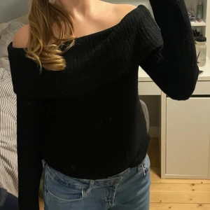 Off shoulder tröja  - Super fina off shoulder tröja som jag använt 1 gång💗Passar perfekt till vilken outfit som helst 💓