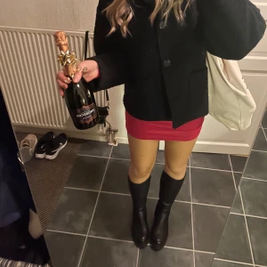 Svarta stövlar - Säljer ett par snygga svarta stövlar i skinn med dragkedja på sidan. De är i mycket bra skick och perfekta för höst och vinters utekvällar. Stövlarna har en klassisk design som passar till både vardag och fest. De är bekväma och stilrena. Köpta förra året för 1200kr 