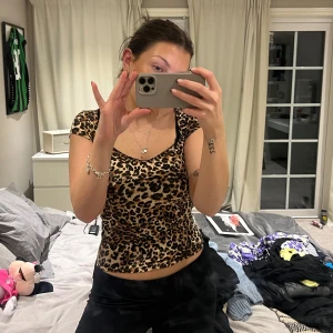Leopardmönstrad topp - Säljer denna topp från Nelly! Använder den inte😊