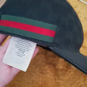 Gucci keps  - (INGA BYTEN!) tjena säljer nu min äkta svarta Gucci keps på topp skick 9/10 fraktar direkt efter köp nypris: 5650kr mitt pris 2200 priset går att diskuteras för fler frågor hör av dig!