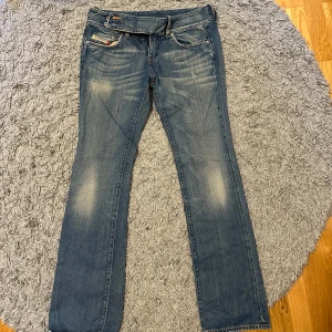 Lowwaist bootcut jeans! - Från diesel och i perfekt skick! Midjemått är ca 40 cm, ytterbenslängden är 106cm och innerbenslängden är 85 cm. Står w 29 men skulle säga att de är mycket mindre i storleken, tror dessa skulle passa en xs-s uppskattningsvis!