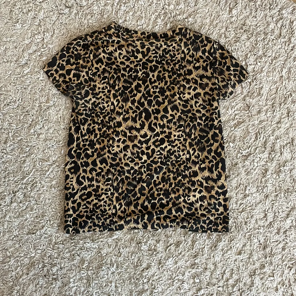 Säljer en cool leopardmönstrad t-shirt från Stay i storlek S. Den är kortärmad och perfekt för en avslappnad stil. Materialet är mjukt och bekvämt, vilket gör den idealisk för vardagsbruk. Passar perfekt till jeans eller kjol för en trendig look! Säljer pga att den inte kommer till användning. Endast använd ett förtal gånger och inga defekter ⭐️🙏. Toppar.