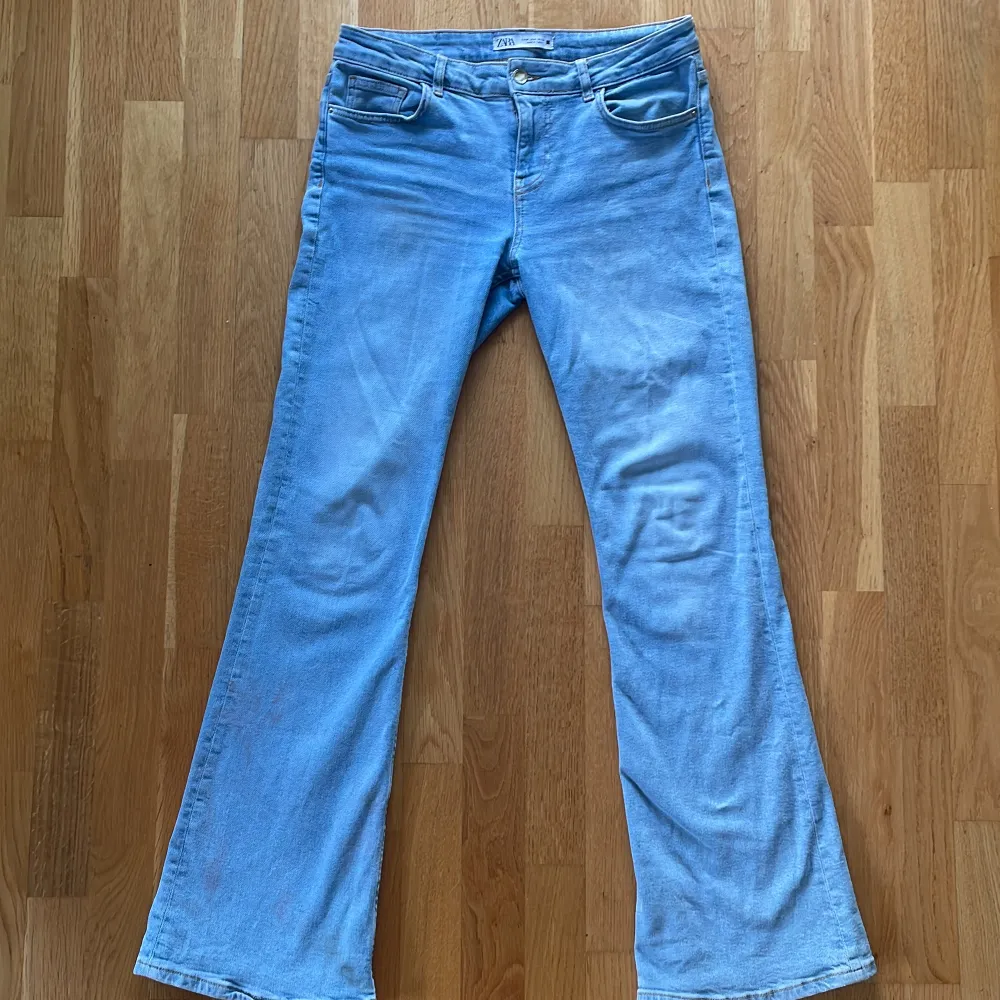 Säljer dessa ljusblå lågmidjade bootcut jeansen fån Zara då de inte kommer till användning 💓 De är i bra skick men med lite slitningar längs ned. Jag är 170 cm på mig passar de perfekt! 💓. Jeans & Byxor.