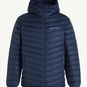 Mörkblå dunjacka från Peak Performance - Säljer en snygg mörkblå dunjacka från Peak Performance. Jackan har en dragkedja framtill och är quiltad för extra värme. Perfekt för kyliga dagar med sin långa ärmar och huva. Den är i mycket bra skick.