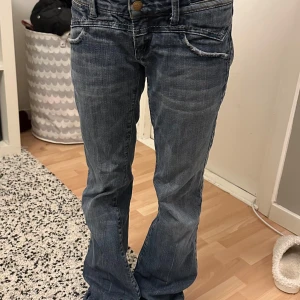Lowwaist bootcut jeans - Säljer ett par snygga blå jeans som är lowwaist och utsvängda . Köpta för 1000 kr vintage.Midjemåttet är 33 tvärsöver. Skriv för fler bilder och frågor🥰 pris kan diskuteras