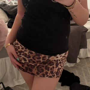 Leopardmönstrad kortkjol - Säljer en supercool leopardmönstrad kortkjol som är perfekt för en utekväll eller fest. Kjolen har en tight passform och är gjord i ett mjukt och stretchigt material. Den är i mycket bra skick och passar perfekt till en svart topp eller blus. 🐆✨