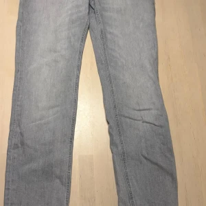 Gråa jeans från Jack&Jones - Säljer nu dessa gråa jeans från jack&jones pga används inte. Brallorna är ett par regular fit i storlek 32/34 och är nästan oanvända. 