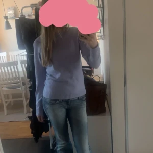 Stickad tröja - Säljer en superfin ljuslila stickad tröja från vero Moda i mycket bra skick. Passar perfekt nu till höst och vinter, storlek Xs men passar någon med S också, nyskick, endast använd fåtals gånger!💗