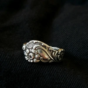 Handgjord spoon ring i nysilver vintage - Unikt smycke skapat av återvunnet bestick med en tidlös design. Tål vatten, svett och dagligt användande utan problem! ✨  ▪️Material: Nysilver. Stämpel finns på insidan.  ▪️Storlek: 17 mm.  ▪️Skick: Väldigt fint, inget slitage.