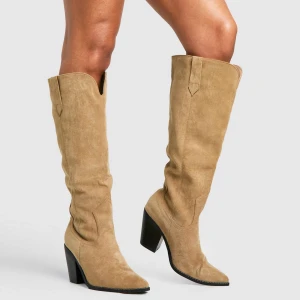 Beige mocka cowboy boots - Snygga beige cowboy boots i mocka med spetsig tå och klack! Aldrig använt dom därav bilderna och priset. (Skriv för egna bilder) pris kan diskuteras😊