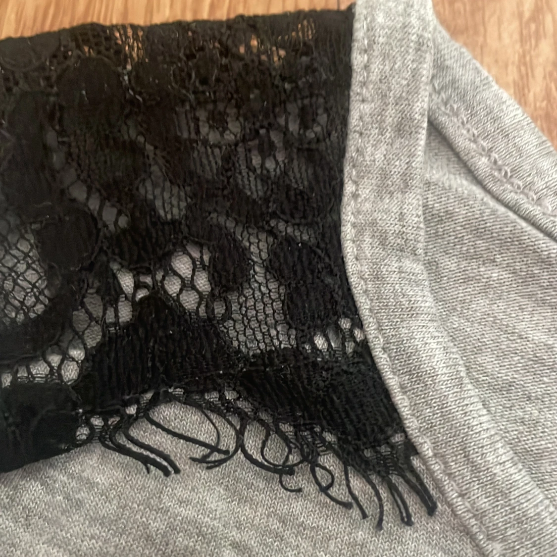 Grå långärmad tröja med spetsdetaljer - 92