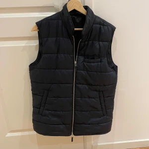 John Henric väst  - John Henric väst i jättefint skick. Nypris runt 1300 mitt pris 449