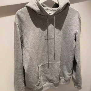 Ysl hoddie - Säljer nu denna snygga Ysl hoddien | Skick 7/10 det fina 2 flaws som vara enkla att reparera | storlek M | vid minsta fråga eller fundering är det bara att kontakta oss!