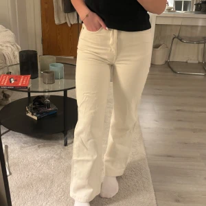 Ljusbeigea bootcut jeans - Säljer ett par ljusbeigea bootcut jeans i mycket bra skick från BikBok. Knappt använda. I storlek W27 L32. 