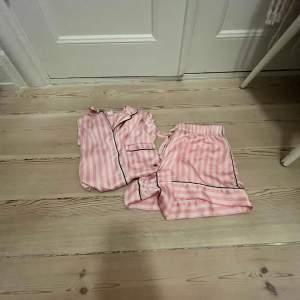 jättesnygg och mysig victorias secret pyjamas. säljer då de inte kommer till så stor användning längre. pyjamasen är i strl S.