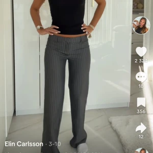 Lågmidjade  kostymbyxor - Säljer dessa helt oanvända lågmidjade kostymbyxor från madlady. Storleken är 32 precis som byxorna som visas på bilden men modellen är overzized därav är dom stora i stoleken, dom sitter som storlek 34/36. Byxorna är helt nya och ändast testade. Nypris 649🤍