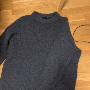 Mörkblå stickad tröja - Säljer en mysig mörkblå stickad tröja i storlek S. Perfekt för kyliga dagar med sin varma och bekväma passform. Tröjan har långa ärmar och en klassisk rund halsringning. Passar både till vardags och lite finare tillfällen. 🧶💙