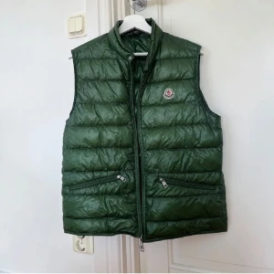 Moncler väst - Säljer min killes Moncler väst. Storlek M, jättefint skick. Såklart äkta 💞