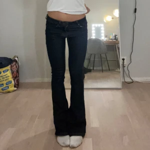 Svarta bootcut jeans - Lågmidjade marinblå bootcut jeans. Midjemått 32 cm, innerbenslängd 79 cm. Köp via köp nu❤️‍🔥