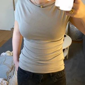 Beige kortärmad topp från lager 157 - Säljer en beige kortärmad topp från 157 i storlek S. Toppen har en tight passform och är perfekt för vardagsbruk. Den är gjord i ett mjukt och bekvämt material som känns skönt mot huden. Perfekt för både vår och sommar! Exklusive frakt.